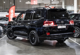 Подержанный автомобиль Toyota Land Cruiser Suv 2019 года (11 фото)