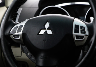 Подержанный автомобиль Mitsubishi Outlander 2008 года (11 фото)