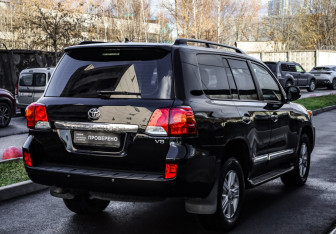 Подержанный автомобиль Toyota Land Cruiser Suv 2013 года (5 фото)