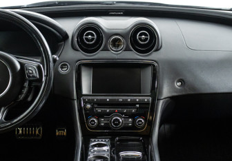 Подержанный автомобиль Jaguar XJ 2016 года (65 фото)