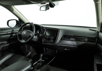 Подержанный автомобиль Mitsubishi Outlander 2018 года (9 фото)