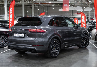 Подержанный автомобиль Porsche Cayenne 2020 года (11 фото)