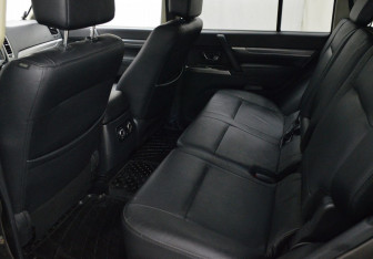 Подержанный автомобиль Mitsubishi Pajero 2015 года (10 фото)