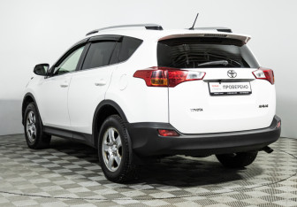 Подержанный автомобиль Toyota RAV4 2014 года (7 фото)