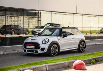Подержанный автомобиль MINI Hatch 2020 года (3 фото)