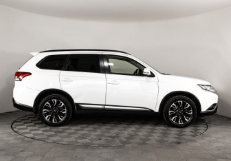 Подержанный автомобиль Mitsubishi Outlander 2021 года (4 фото)