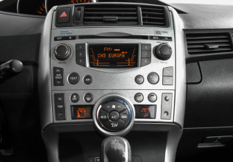 Подержанный автомобиль Toyota Verso 2010 года (17 фото)