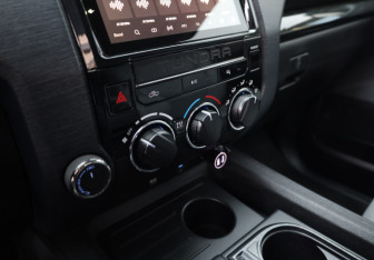 Подержанный автомобиль Toyota Tundra 2014 года (16 фото)