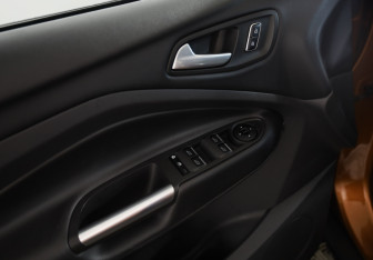 Подержанный автомобиль Ford Kuga 2015 года (19 фото)