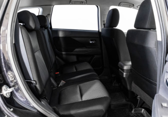 Подержанный автомобиль Mitsubishi Outlander 2012 года (15 фото)