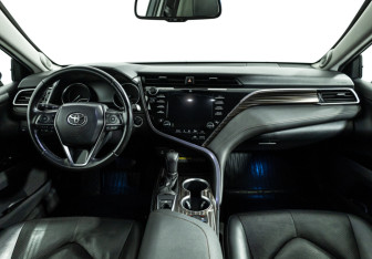 Подержанный автомобиль Toyota Camry Sedan 2018 года (13 фото)
