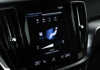 Подержанный автомобиль Volvo V60 2019 года (16 фото)