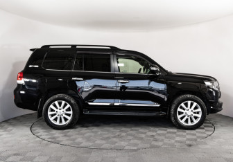 Подержанный автомобиль Toyota Land Cruiser Suv 2017 года (4 фото)