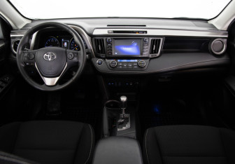 Подержанный автомобиль Toyota RAV4 2017 года (10 фото)