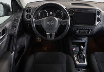 Подержанный автомобиль Volkswagen Tiguan 2015 года (10 фото)