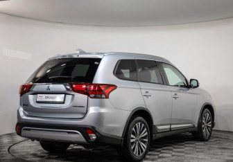 Подержанный автомобиль Mitsubishi Outlander 2019 года (5 фото)