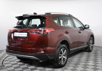 Подержанный автомобиль Toyota RAV4 2018 года (5 фото)