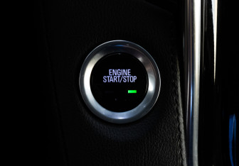 Подержанный автомобиль Cadillac Escalade Suv 2015 года (18 фото)