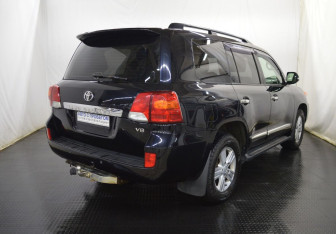 Подержанный автомобиль Toyota Land Cruiser Suv 2012 года (4 фото)