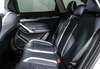 Подержанный автомобиль Geely Atlas 2023 года (10 фото)