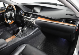 Подержанный автомобиль Lexus ES 2017 года (12 фото)