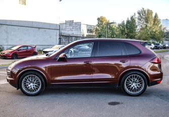 Подержанный автомобиль Porsche Cayenne 2012 года (10 фото)