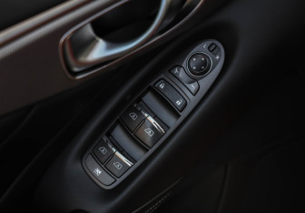 Подержанный автомобиль Infiniti Q50 2016 года (25 фото)