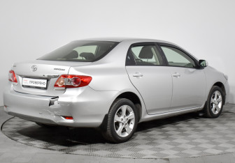 Подержанный автомобиль Toyota Corolla Sedan 2012 года (5 фото)