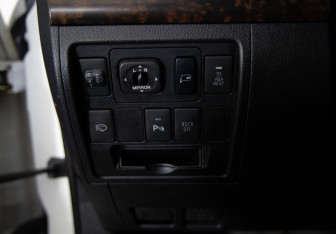Подержанный автомобиль Toyota Land Cruiser Suv 2011 года (25 фото)