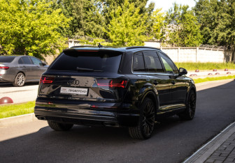 Подержанный автомобиль Audi Q7 2015 года (6 фото)