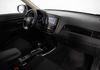Подержанный автомобиль Mitsubishi Outlander 2019 года (17 фото)