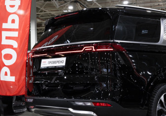 Подержанный автомобиль Kia Carnival 2023 года (8 фото)
