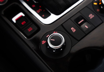 Подержанный автомобиль Volkswagen Touareg 2012 года (17 фото)