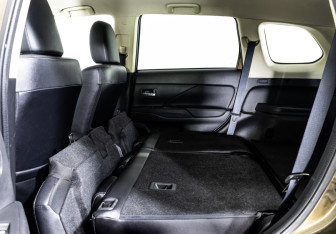 Подержанный автомобиль Mitsubishi Outlander 2016 года (19 фото)