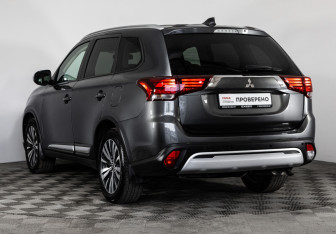 Подержанный автомобиль Mitsubishi Outlander 2021 года (7 фото)