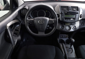 Подержанный автомобиль Toyota RAV4 2011 года (11 фото)