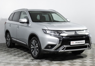 Подержанный автомобиль Mitsubishi Outlander 2019 года (3 фото)