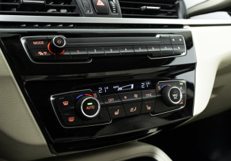 Подержанный автомобиль BMW X1 2020 года (16 фото)