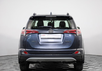 Подержанный автомобиль Toyota RAV4 2015 года (6 фото)