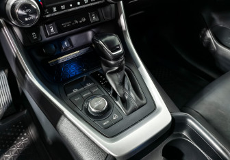 Подержанный автомобиль Toyota RAV4 2020 года (11 фото)