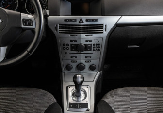 Подержанный автомобиль Opel Astra Hatchback 2010 года (12 фото)