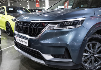 Подержанный автомобиль Kia Carnival 2021 года (3 фото)