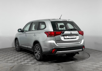 Подержанный автомобиль Mitsubishi Outlander 2016 года (7 фото)