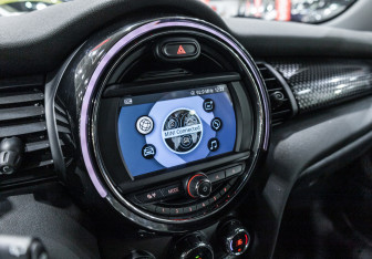 Подержанный автомобиль MINI Hatch 2019 года (19 фото)