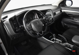 Подержанный автомобиль Mitsubishi Outlander 2017 года (9 фото)