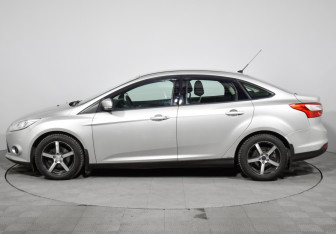 Подержанный автомобиль Ford Focus Sedan 2011 года (8 фото)