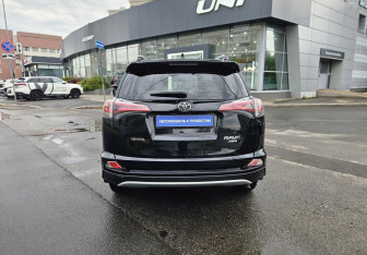 Подержанный автомобиль Toyota RAV4 2016 года (5 фото)