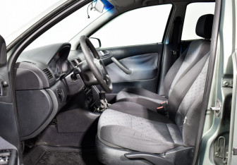 Подержанный автомобиль Skoda Octavia Liftback 2003 года (10 фото)