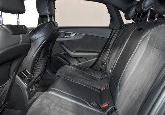 Подержанный автомобиль Audi A4 Sedan 2017 года (13 фото)