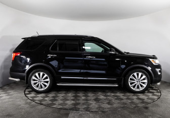 Подержанный автомобиль Ford Explorer 2017 года (4 фото)